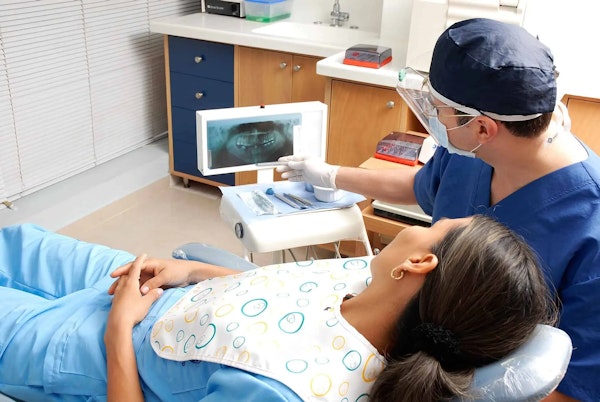 Medicinski turizam - stomatolog pokazuje rentgenski snimak pacijentu